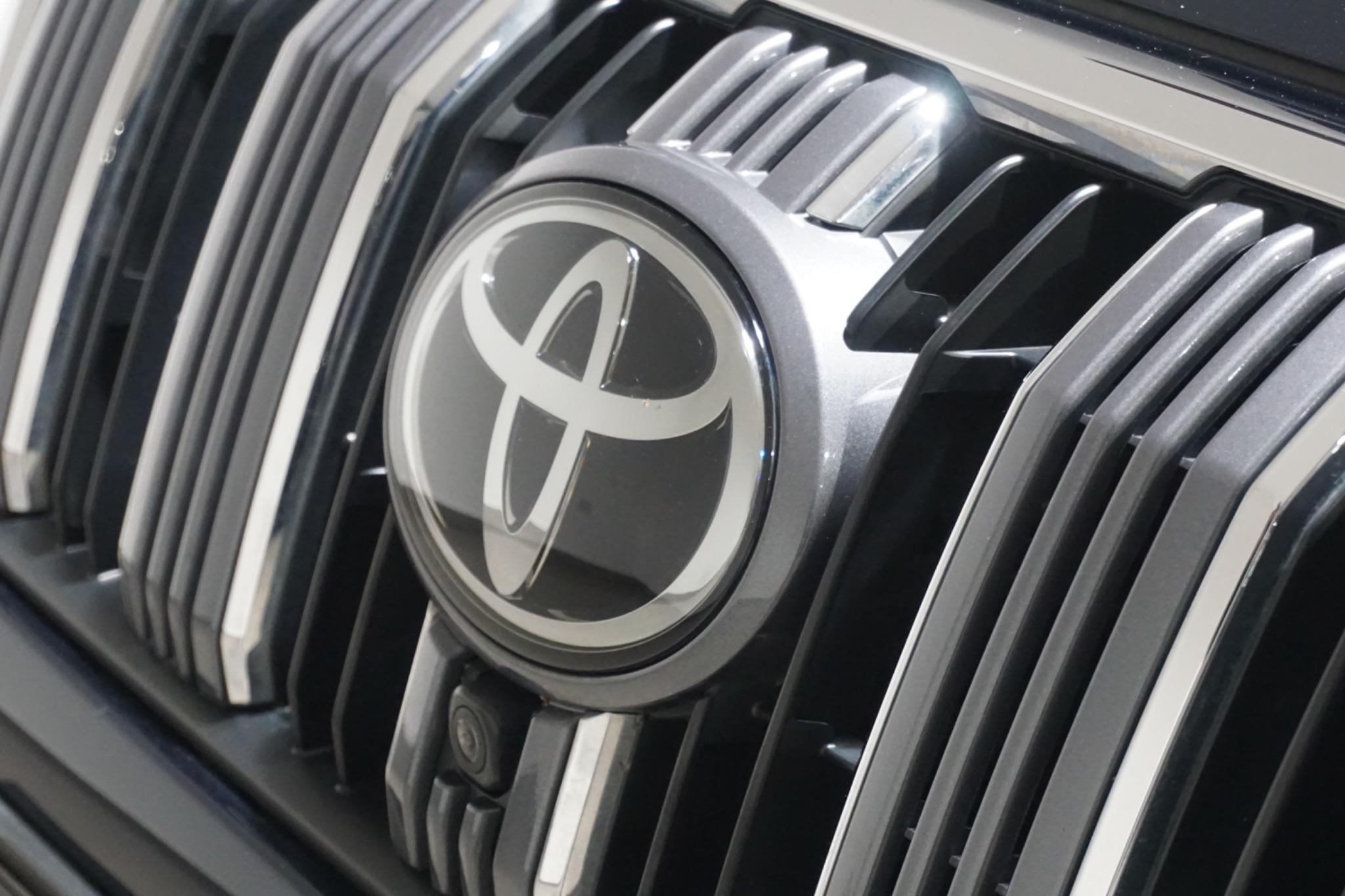 Toyota Land Cruiser 2.8D Invincible Auto 4WD Euro 6 (s/s) 5dr (7 Seat)